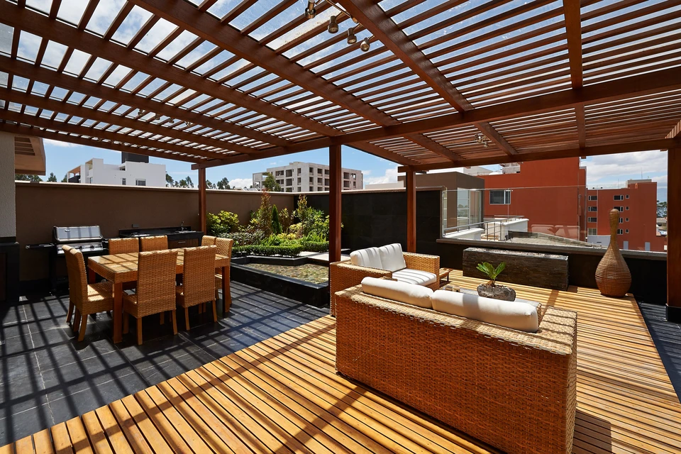 Terrasse sur toit avec pergola en bois créant des jeux d'ombres géométriques