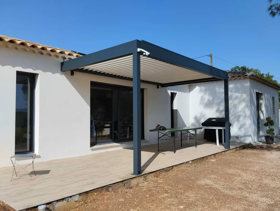 Terrasse extérieure d'une maison moderne avec pergola bioclimatique à lames orientables