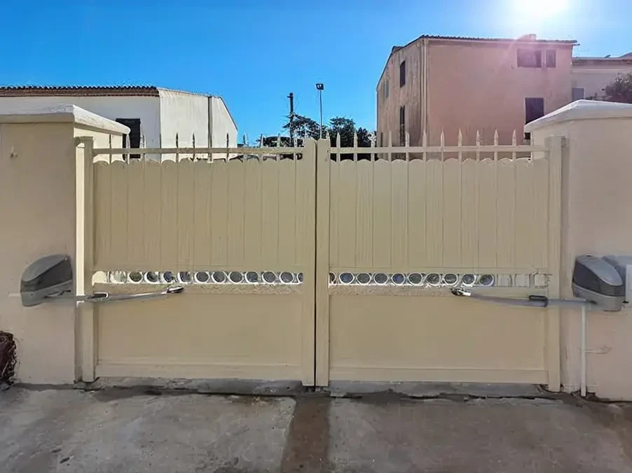 Terrasse extérieure d'habitation avec mobilier de jardin blanc, table ronde et chaises en plastique