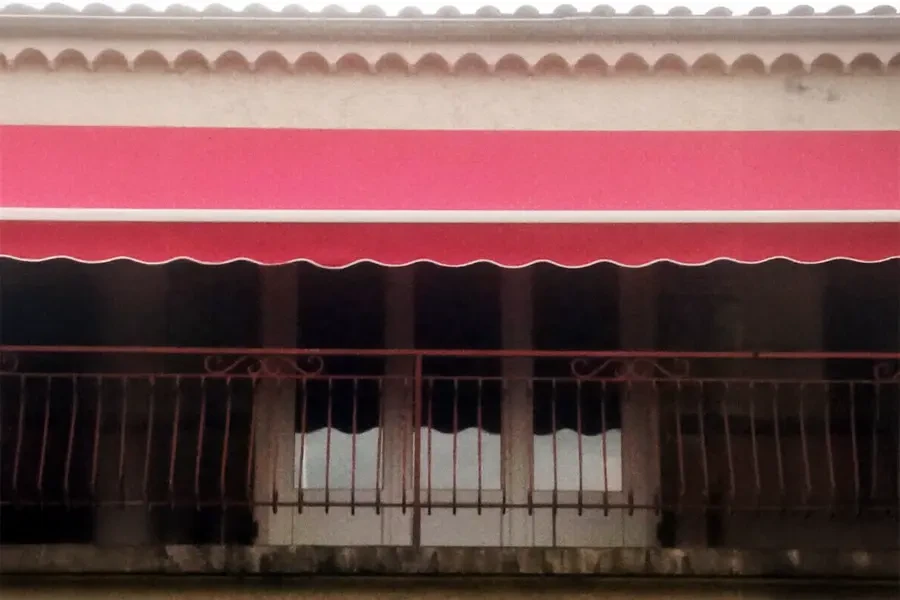 Véranda moderne avec salon confortable donnant sur terrasse extérieure