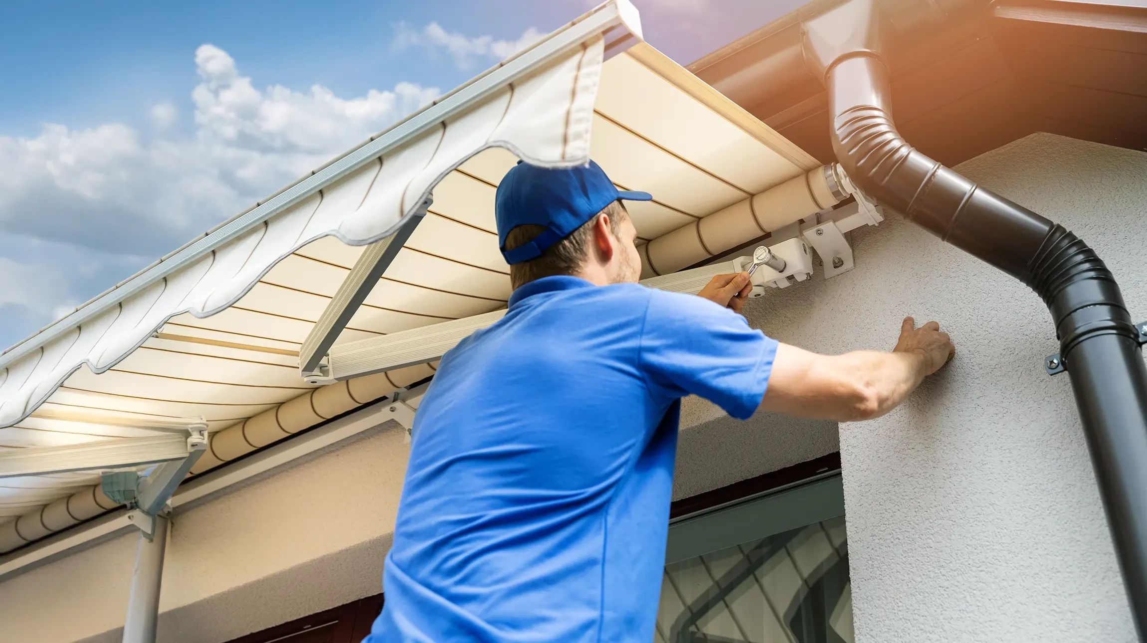 Atelier de r&eacute;paration avec outils dispos&eacute;s sur &eacute;tabli en bois