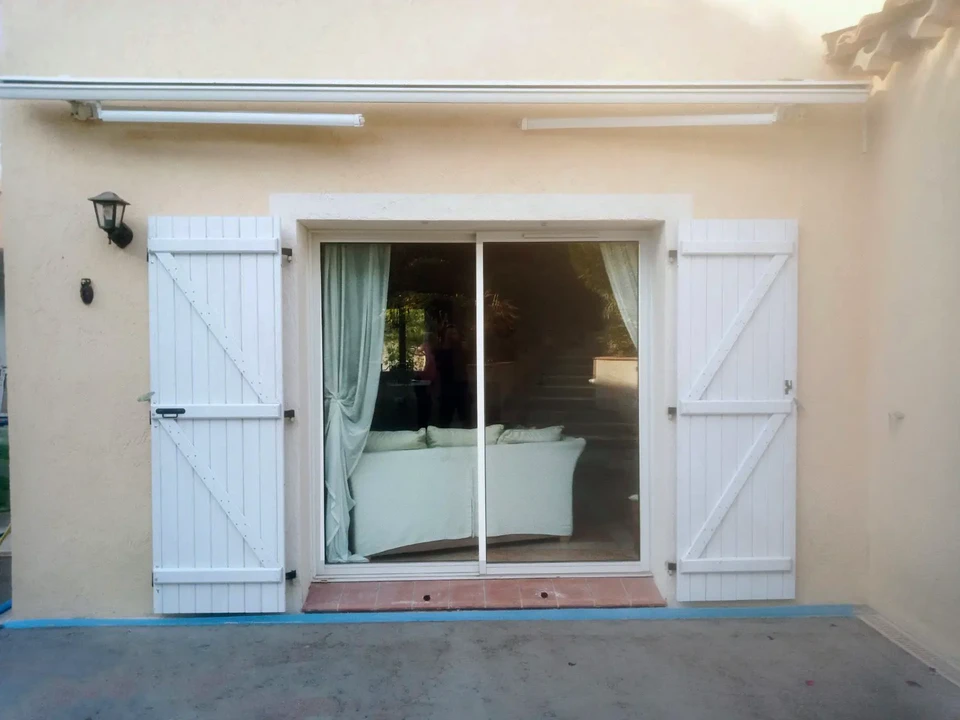 Des fenêtres avec des barres décorées en fer forgé