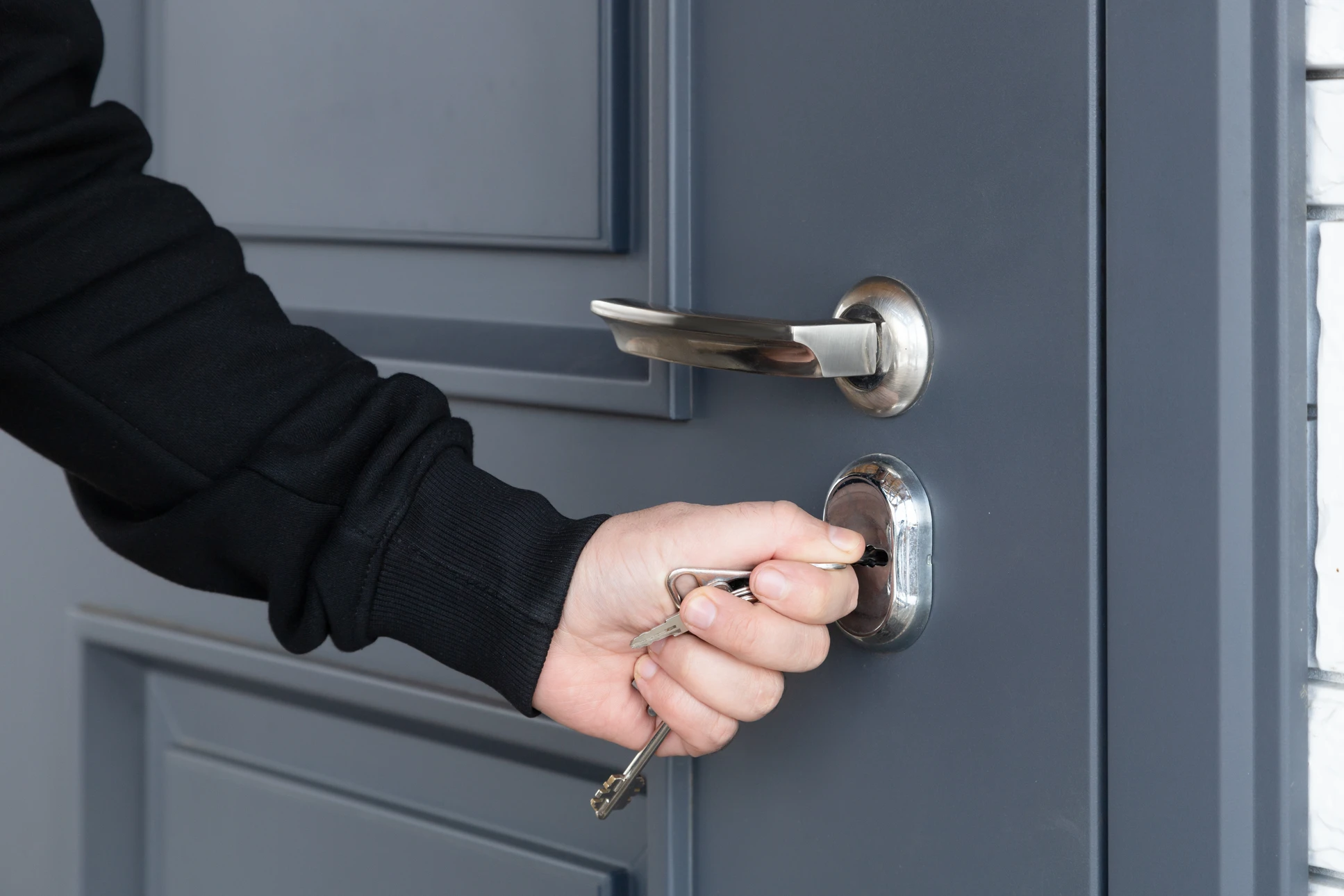 Intérieur résidentiel avec poignée de porte en laiton antique installée sur porte en bois naturel