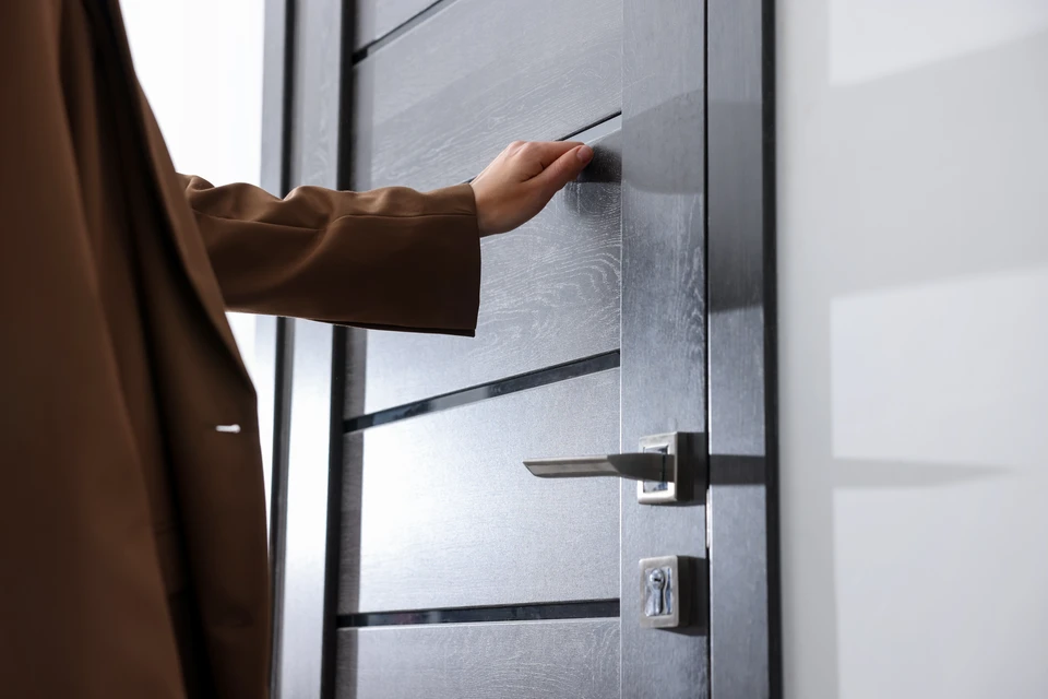 Intérieur résidentiel avec porte en bois équipée d'une serrure de sécurité haute gamme