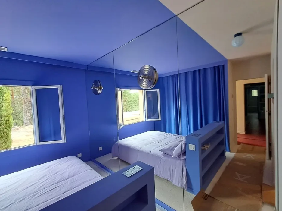 Véranda moderne avec structure aluminium blanc et grandes baies vitrées coulissantes