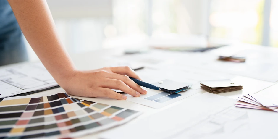 Atelier de menuiserie avec artisan travaillant le bois sur établi