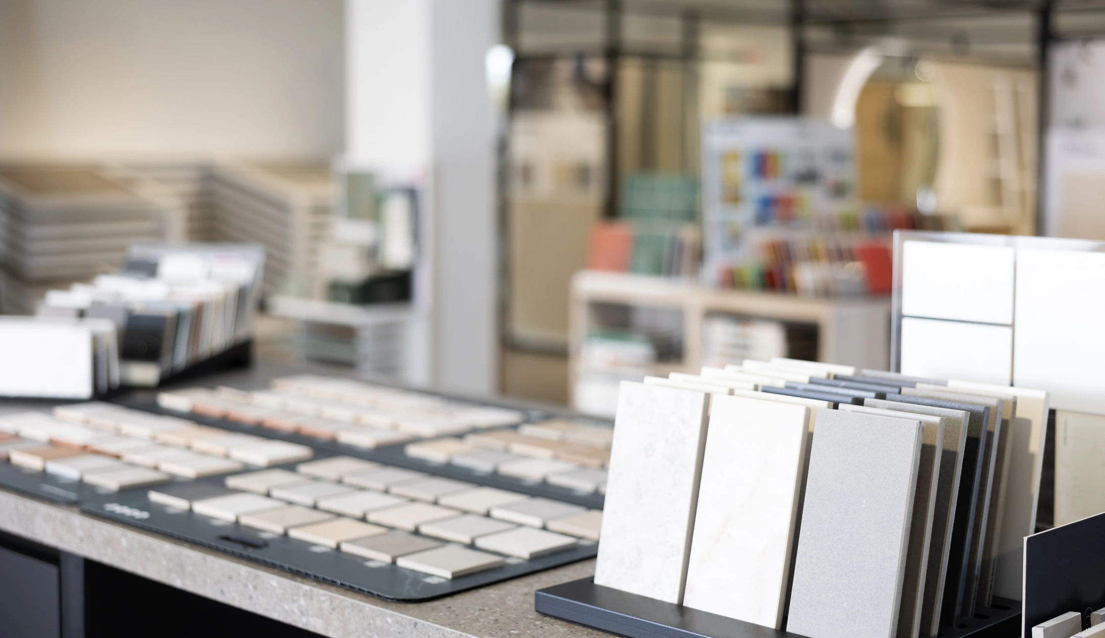 Salon professionnel en int&eacute;rieur avec stands d'exposition modulaires