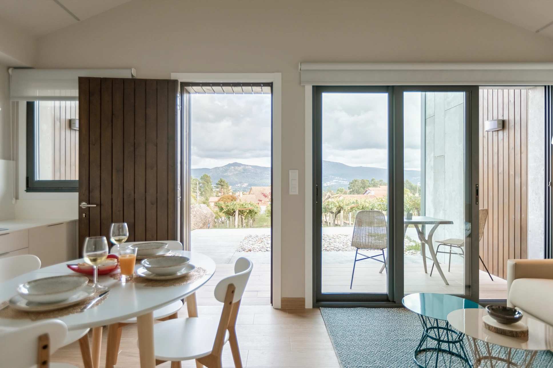 Atelier de menuiserie avec deux artisans souriants consultant un ordinateur portable sur établi