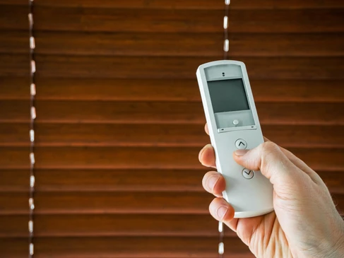 Sc&egrave;ne ext&eacute;rieure devant maison r&eacute;sidentielle moderne