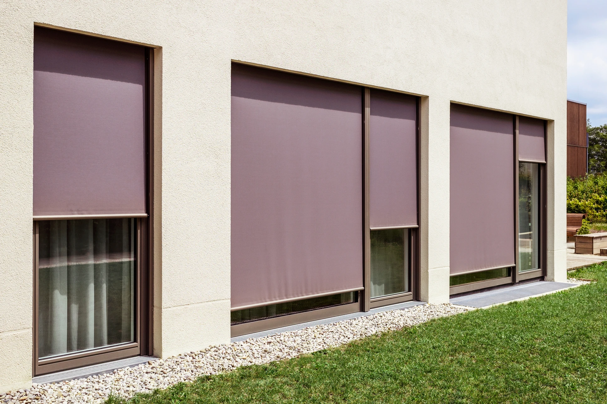 Le travailleur manuel travaille dans une usine de menuiserie, il monte des fen&ecirc;tres et des portes en PVC