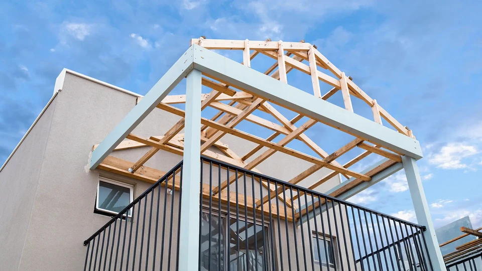 Atelier de menuiserie avec machine de découpe industrielle en action