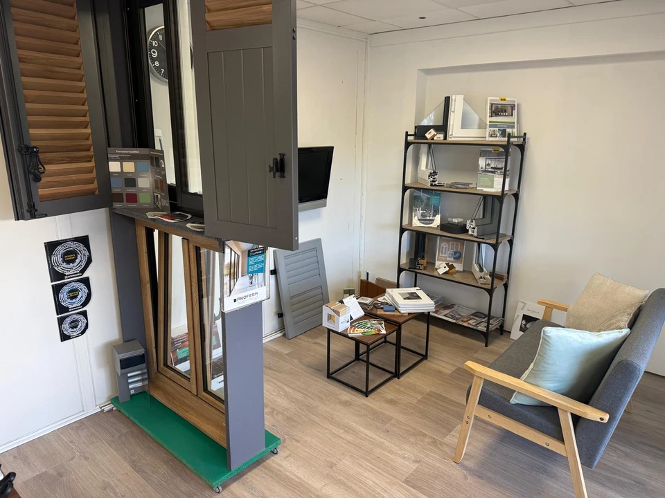 Salon professionnel en int&eacute;rieur avec stands d'exposition modulaires