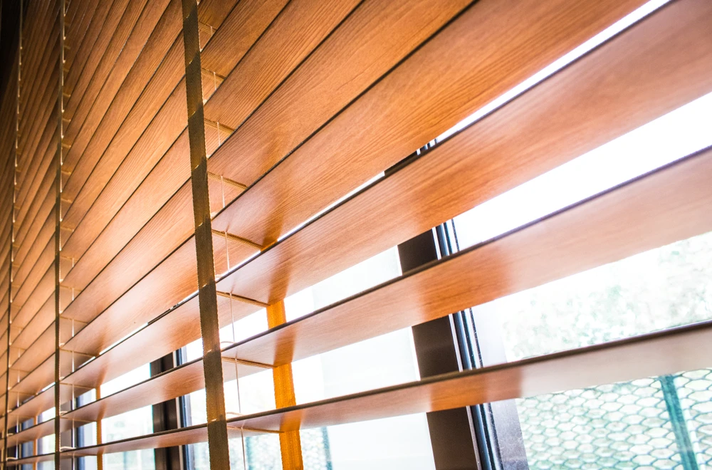 Intérieur moderne avec système de stores vénitiens en bois naturel